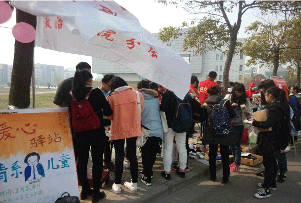 政治学院莫文隋 “3?5雷锋日”活动成功举办.gif